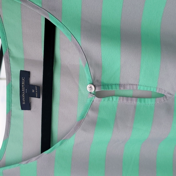 Banana Republic roll tab sleeve blouse - Picture 2 of 6